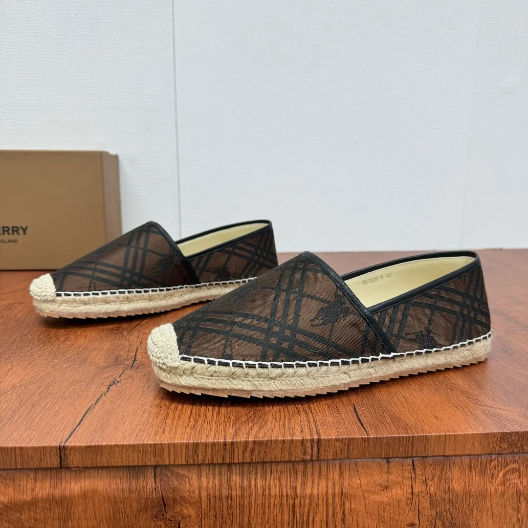 Batch 600 Burberry/Burberry new summer men's embroidered straw fisherman shoes, cool slip-on straw shoes! Encounter British fashion with Burberry espadrilles, a perfect blend of classic and fashionable. The unique printing on the upper is a manifestation of the brand's style. Every color and every pattern tells the story of England. Straw soles bring a natural texture, comfortable and chic. Whether you are strolling in the city streets or heading to the beach for vacation, it can add elegance and charm to you, easily become the center of attention, and start your own fashion journey. Classic knitted canvas upper, with thin calfskin lining suitable for summer, straw lining, genuine leather patch at the bottom of the heel, hemming technology, and Mark stitching details! Anti-slip rubber bottom layer, integrated injection molding of large LOGO letters and badges, multiple colors and styles to choose from, complete package! Size: 39-40-41-42-43-44 Normal size Item number: 2025-5 War Horse Brown color